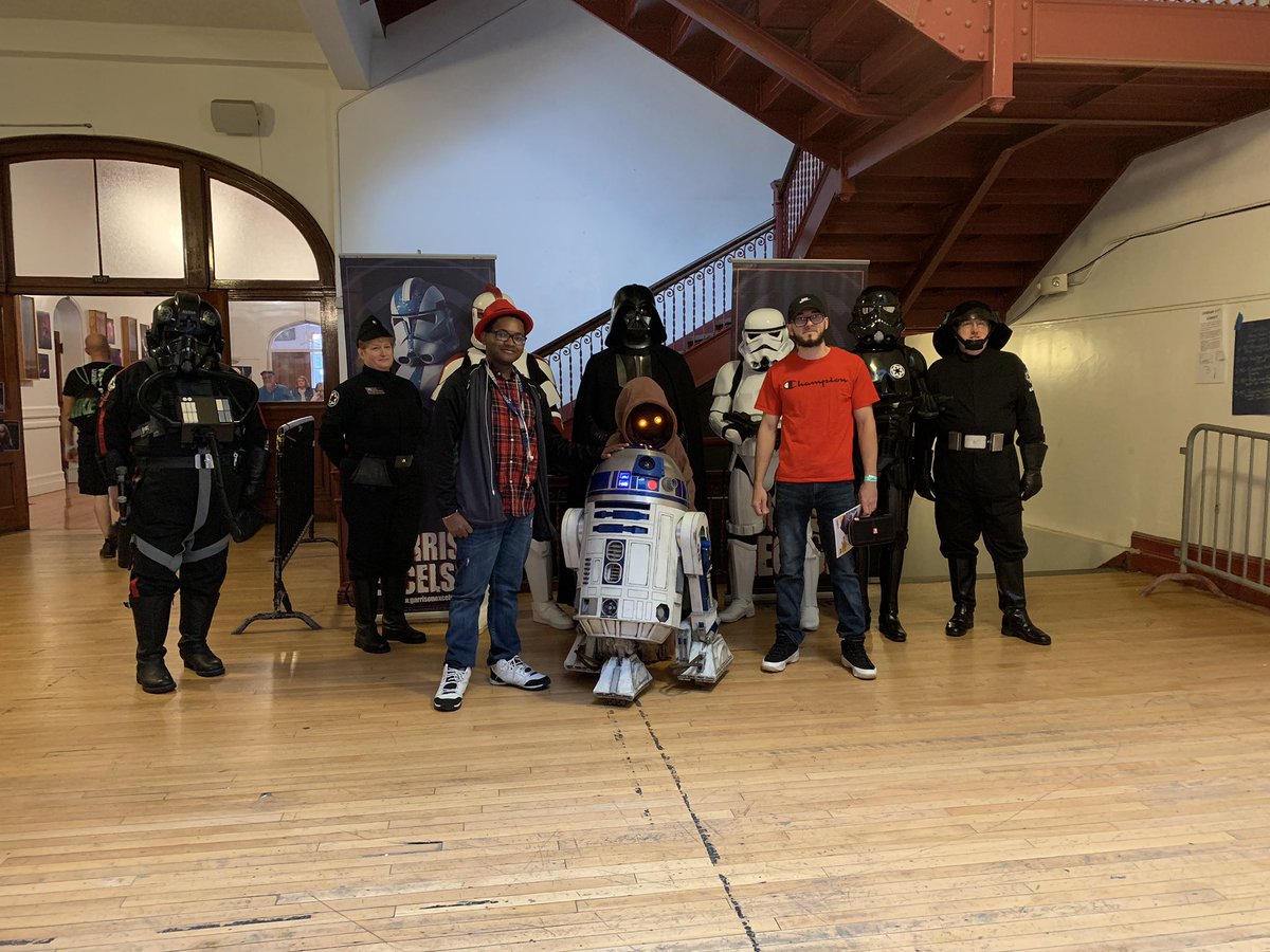 its_a_phaze's tweet photo. Omg... today at #RocCon was even better!
Got to meet so many great cosplayers that really loved who they dressed as. Got to take pics with even more of the Star Wars crew and even had the honor of both Vader and a Jawa photobombing me! https://t.co/wX4ha3Yel6