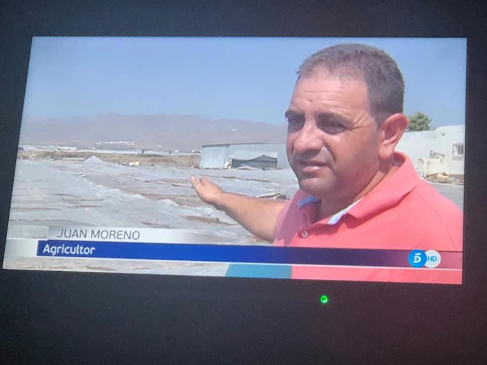 COAGANDALUCIA's tweet photo. Junto a los afectados por el temporal en #Almería:Valorando daños, buscando soluciones urgentes y ayudando en lo que se pueda. También trasladando la realidad que ha dejado la #gotafría a @informativost5 @noticias_cuatro y mañana, a las 9, @A_Gongora_COAG estará en @EspejoPublico https://t.co/dBsRRe6rjs
