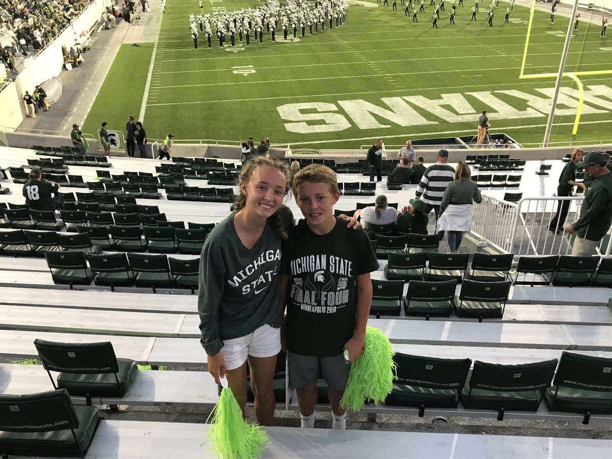 secorsig's tweet image. There are 4 key football games each week and some of the happiness in the Secor household comes from the results of those. Good W for Myles team on Wednesday, Hudsonville varsity win on Friday, tough Spartans loss, and exciting Lions win. We will take 3-1 #FallisForFootball
