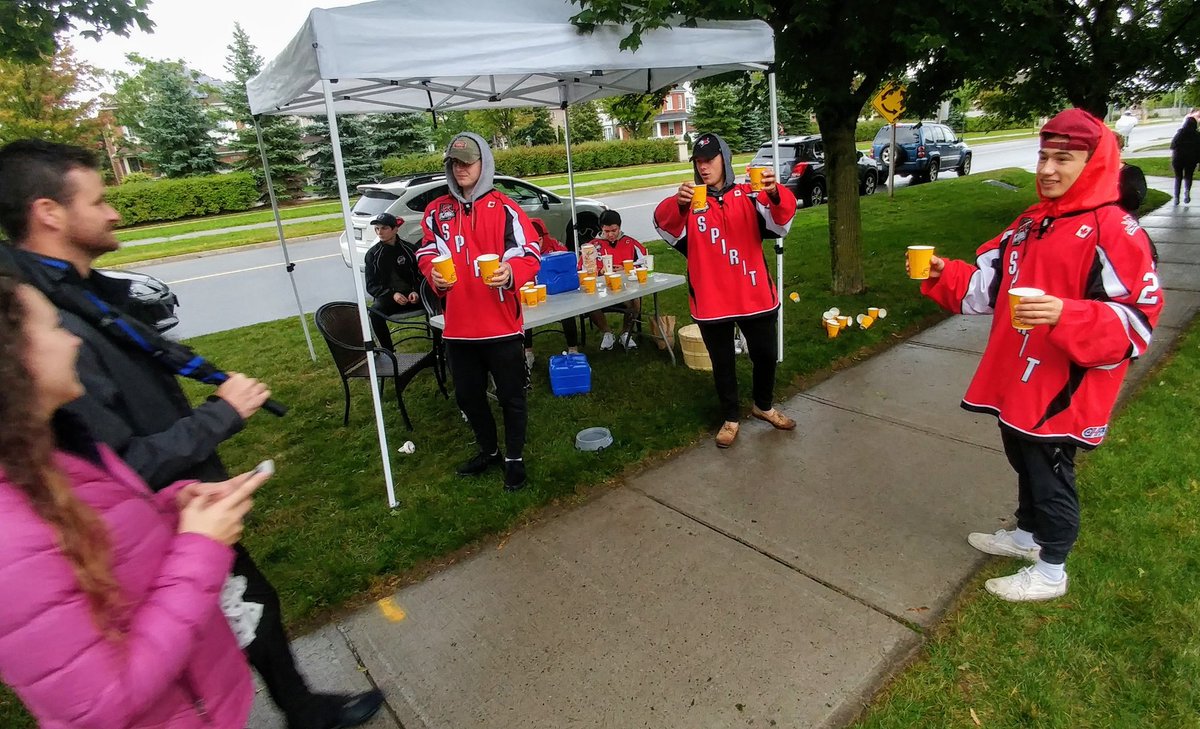 SpiritJrA's tweet photo. Our guys serving drinks to participants in this afternoon's #TerryFoxRun in Stouffville. 

Thanks, gents.@TerryFoxCanada #TerryFox @OJHLOfficial https://t.co/cBfC8QVKu6