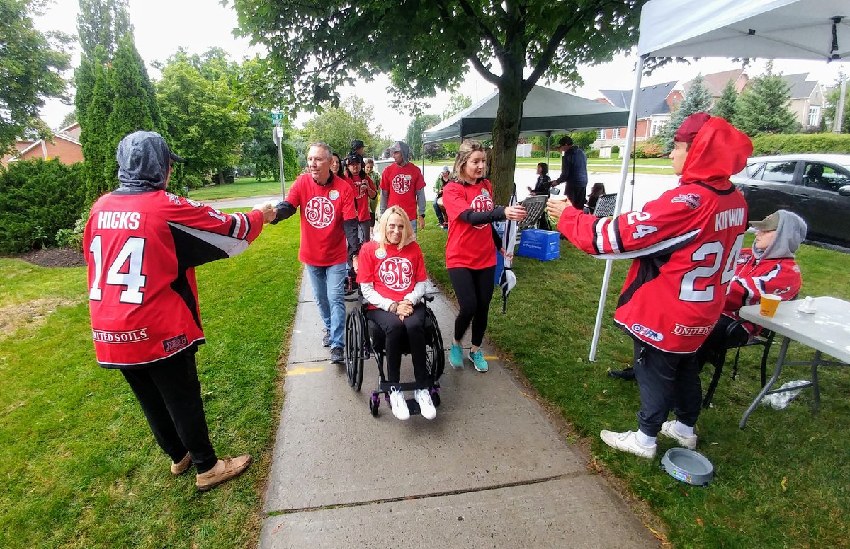 Our guys serving drinks to participants in this afternoon's #TerryFoxRun in Stouffville. 

Thanks, gents.<a href="/TerryFoxCanada/">Terry Fox Foundation</a> #TerryFox <a href="/OJHLOfficial/">OJHL</a>
