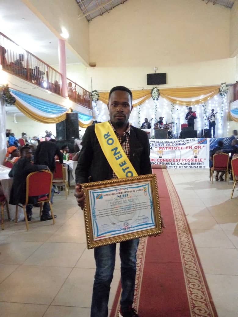 #Bukavu: la <a href="/luchaRDC/">LUCHA 🇨🇩</a> a été à l'honneur, a reçu 3 prix décernés par la <a href="/ndsciRDC/">NDSCI CHUNVI YA CONGO</a> 
Un pour <a href="/ImmorteLuc/">Luc Nkulula</a> à titre posthume, l'autre pour #BindjaYalala jeune active et en fin pour la <a href="/luchaRDC/">LUCHA 🇨🇩</a> bonne gouvernance et démocratie que nous avions eu honneur de recevoir au nom du mouvement.
