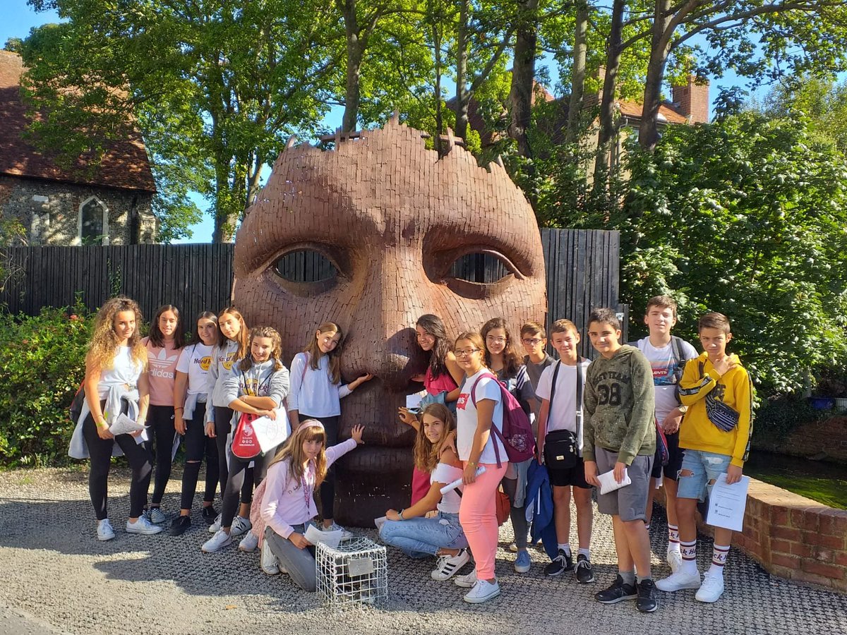 DiscipulasLeon's tweet photo. Hoy hemos pasado el día en Canterbury. Lo hemos aprovechado mucho, siguiendo atentamente las explicaciones de las monitoras y utilizando el tiempo libre para ir de tiendas, en otro día de verano con mucho sol. ☀️🛍️ #Ramsgate2019 https://t.co/bvlYU3F9Sl