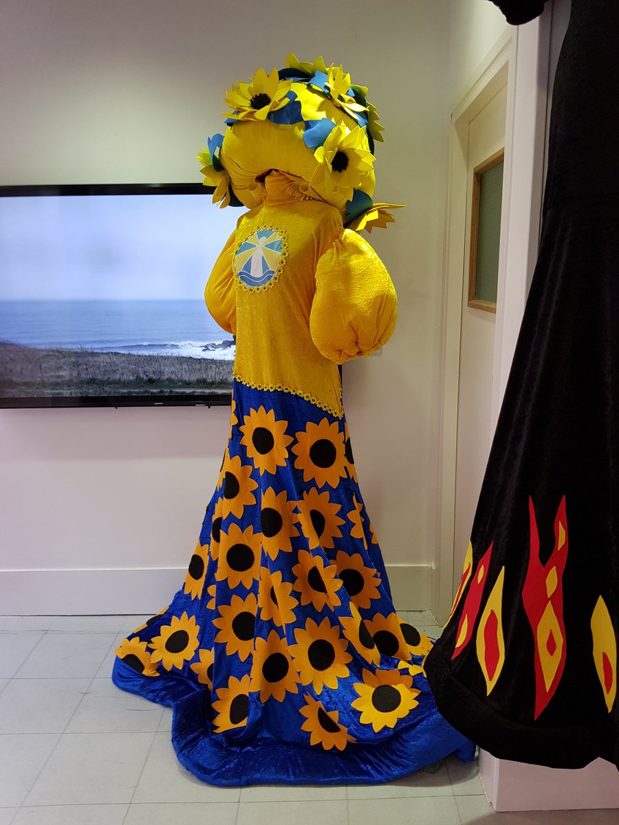LordSmythe's tweet photo. @bigpinkdressgnr checked out your Durham dresses display this afternoon Colin #FabFrocks @ThisisDurham @DurhamCityzen @Great_Run https://t.co/yJamiOP9La