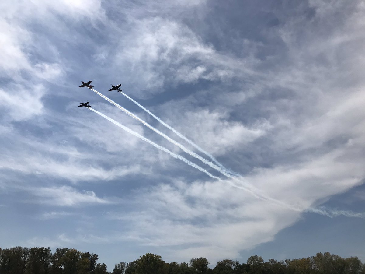 tonimmartin's tweet image. WHAT AN AWESOME DAY! Oh my gosh! Locked through Newburgh to hit Owensboro for the Air Show! Those jets scream by and you cannot help but to be filled with American pride! Best boating community in the world, I wouldn’t trade these people for anything!  #boatingislife #westside