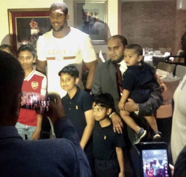 👊 Look who’s here tonight! We are so pleased to see you! 💜
@anthonyfjoshua amazing to meet you tonight! 🥘🍚
#vojan #vojanongar #anthonyjoshua #boxinglegends #boxing👊 #authenticindianfood #indiancuisine #essex #sportlegend  <a href="/TheVojan/">The Vojan Restaurant</a>