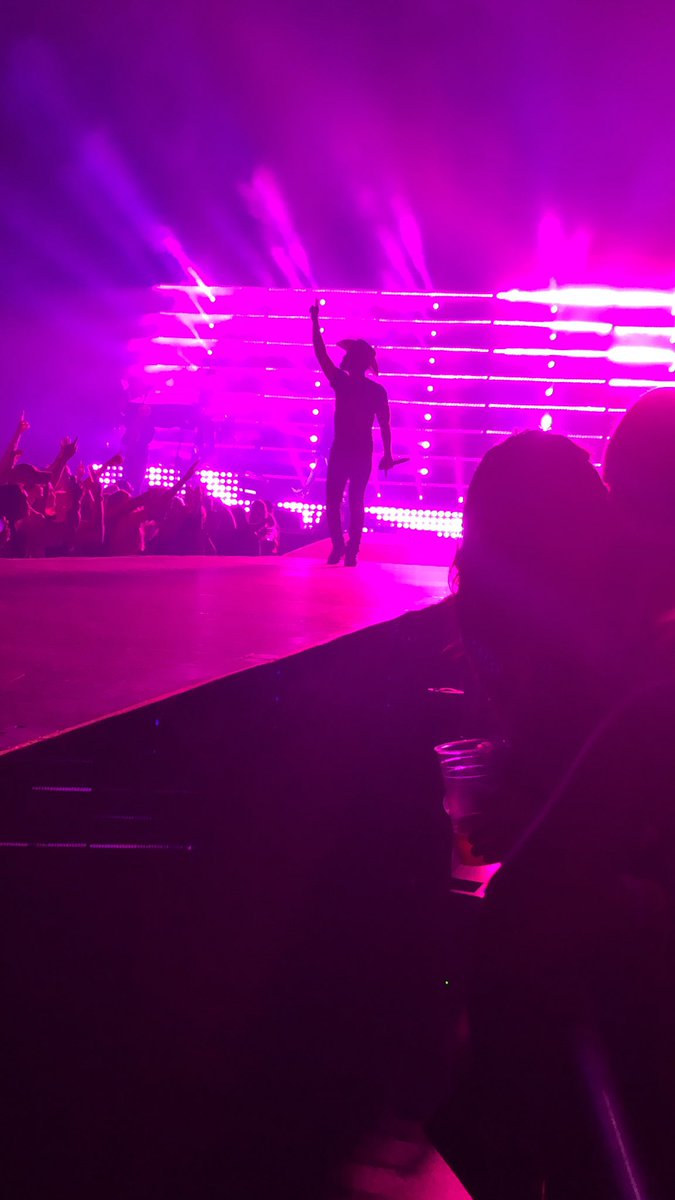 coachnickidold's tweet photo. @dustinlynch 
#ridingroads #veryhotsummertour #smalltownboy #aintafraidtogetallupinthosebrighights #whereitsat #xcelenergycenter #stpaulmn https://t.co/Zx6LQUwVFU