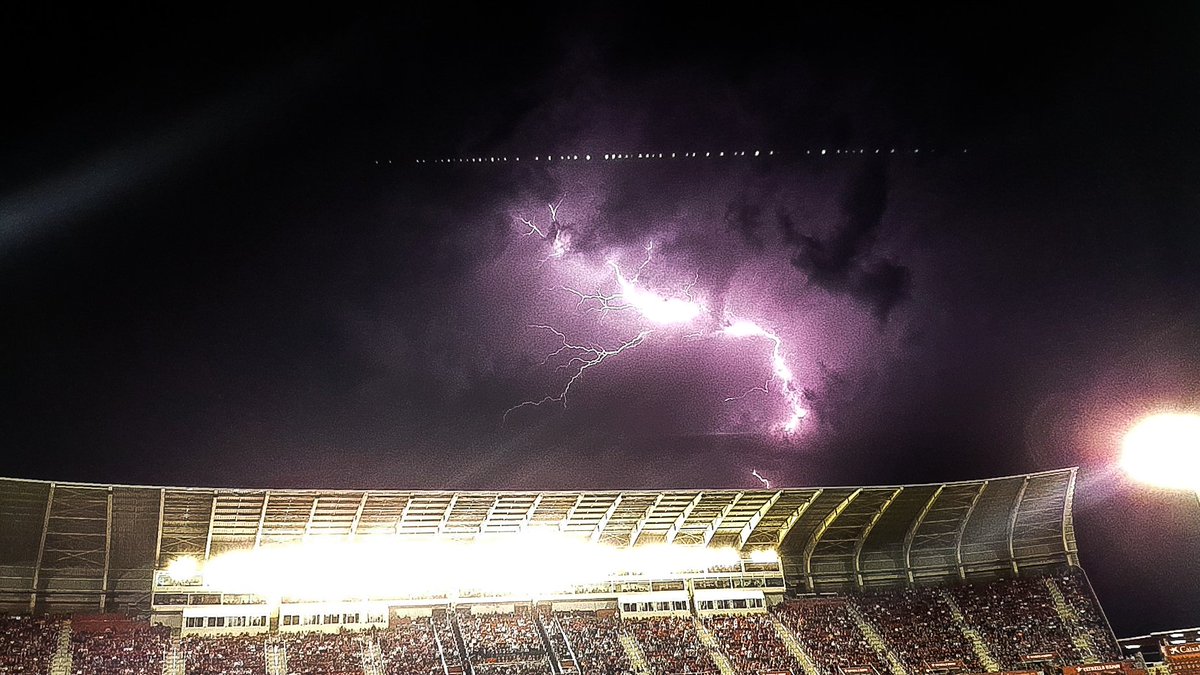 manel_garca's tweet photo. #lightningcamera https://t.co/PqN7b9ul2e