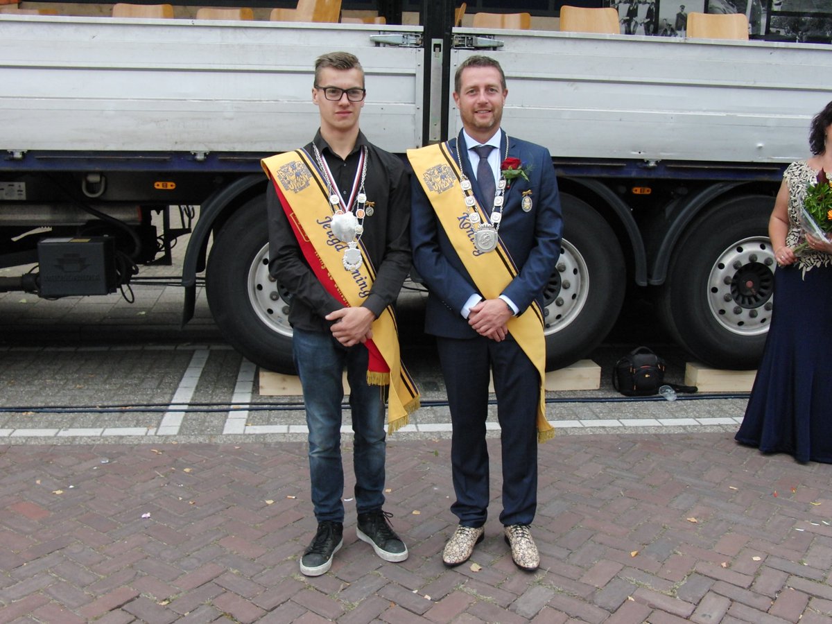 Federatieve #Schuttersdag/#Federatiedag

#Koningen en #Koninginnen van de Federatieve Schuttersdag <a href="/StHubertusGLD/">Schuttersfederatie</a> bij #Schutterij #StAndreas '#tGrieth te #Zevenaar.

photos.app.goo.gl/JnMyqJjnLdEjxS…

Meer #foto's en #video's volgen binnenkort op huubkroniek.nl.