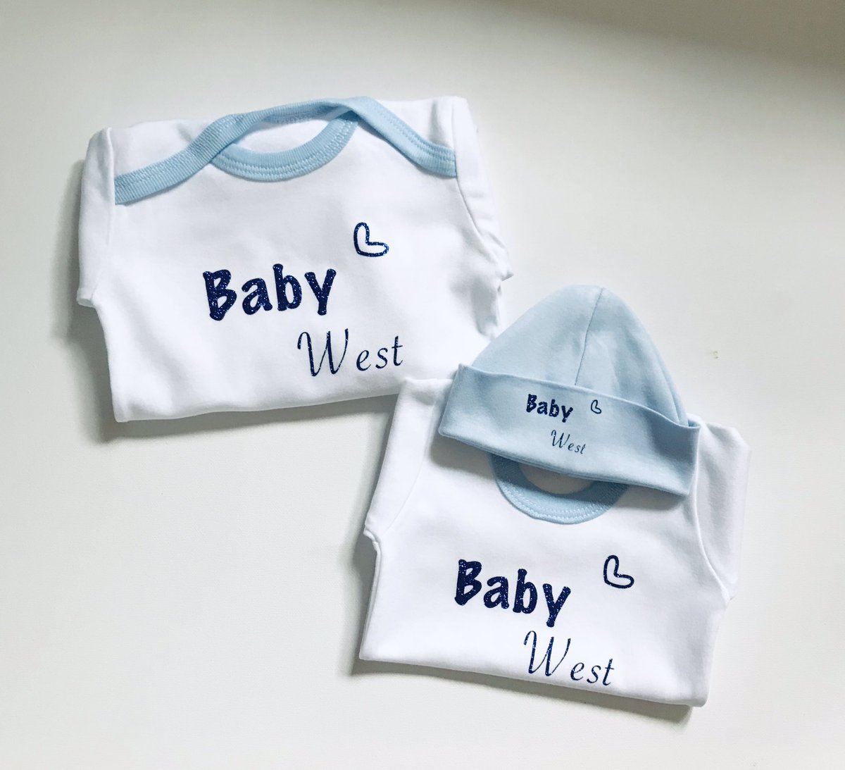 Adorable 3 piece baby gift set! Personalised with any name. In blue/pink glitter! #baby #babygifts #personalisedgifts #pregnancy #babyshower #giftsuk #newborngifts
