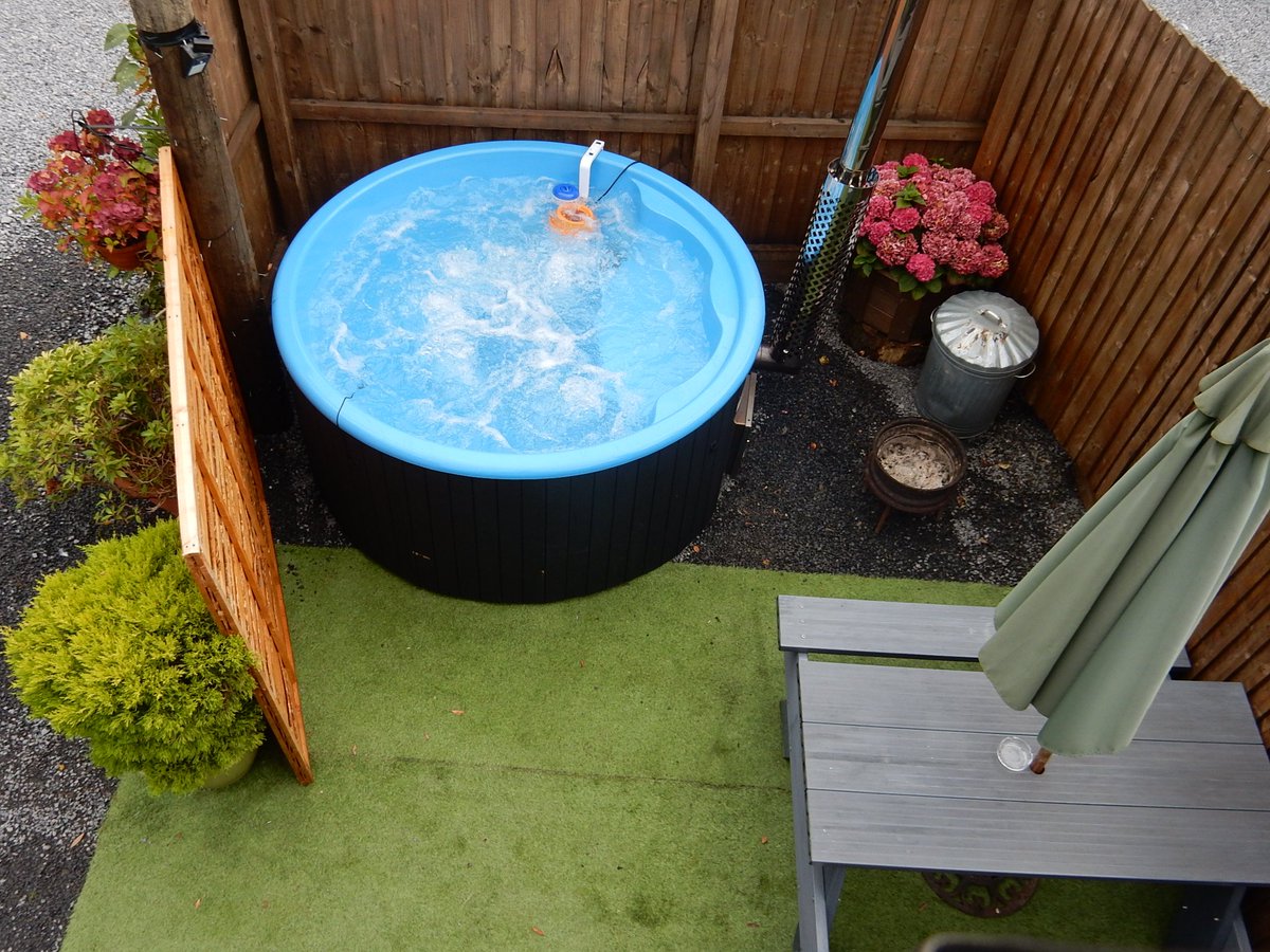 UGPods's tweet photo. Mid week offer, dog friendly pod with hot tub. Two nights £150 third night half price🌴Mini lodge with hot tub £150 two nights, third night half price 🔥 🔥free fire pit and wood with each pod. Tel 01269850005🌞 between 9am till 7pm only. email hello@southwalescamping.co.uk. https://t.co/uxsVkwJpdN