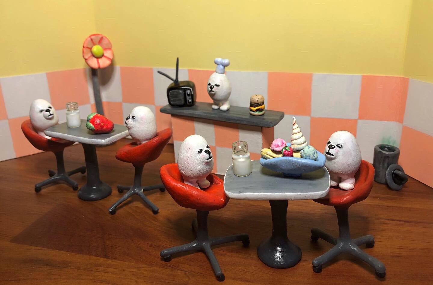 Eggdog Diner, made in clay✨ https://t.co/Ik3PCFBNfS