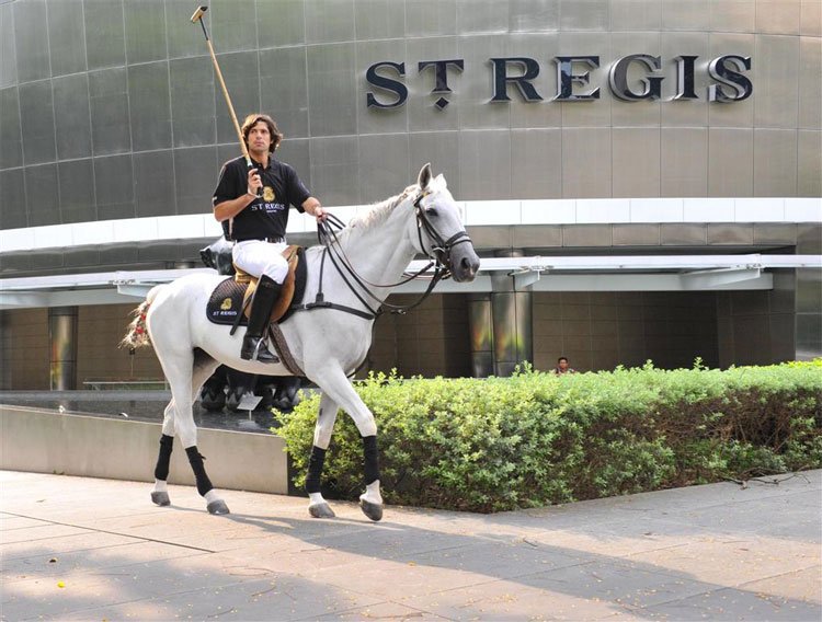 #StRegis brand connoisseur #NachoFigueras is known as the Prince of the sport of Kings.

hauteliving.com/2019/08/rides-…

#StRegisResidencesBoston #StRegis #SeaportBoston #CroninDevelopment #CathyAngelini #RWayneLopez #MichaelCarucci #TheCarucciGroup  #StRegis #ElkusManfrediArchitects