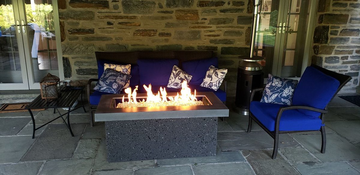 OutdoorRooms's tweet photo. #sundayfunday around the cozy fire! 🔥 The perfect fire table for complementing any pop of color! 💙 #BringHomeOutside #CrystalFire #outdoorliving #keylargo https://t.co/nmUiCogwCw