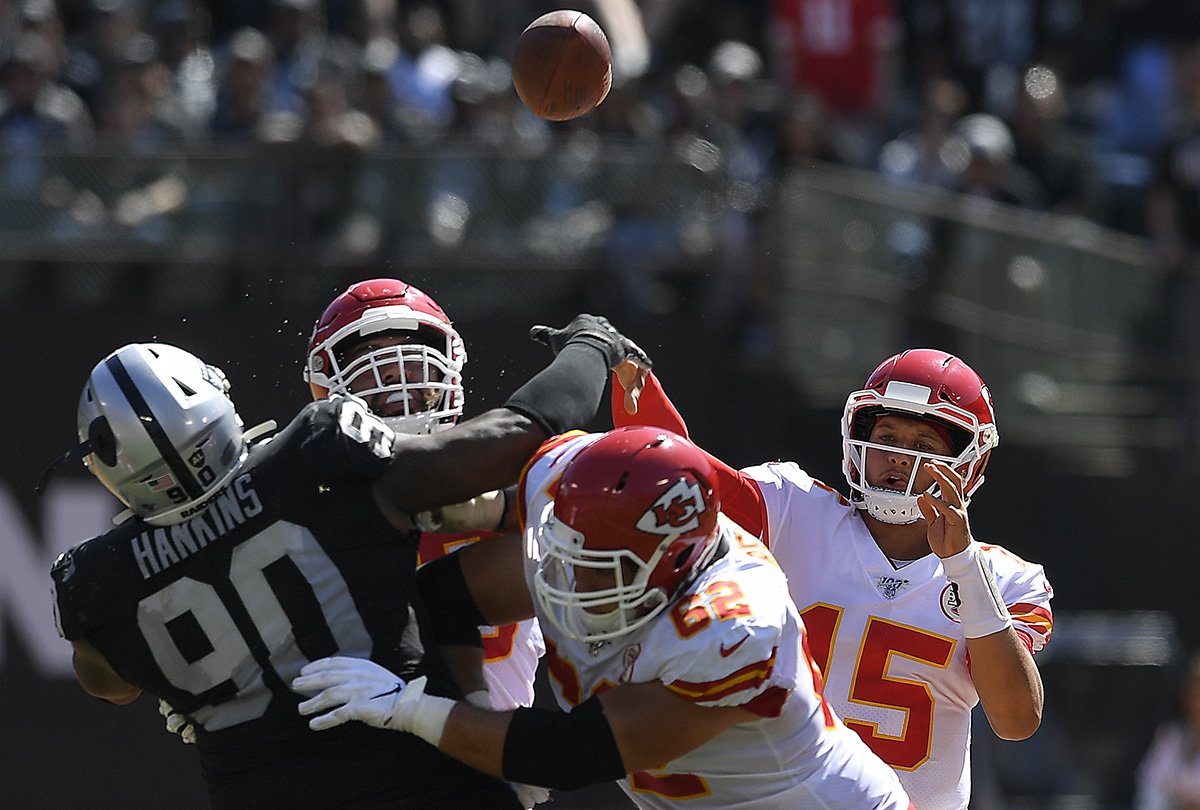 kcstarrich's tweet photo. #Chiefs up big at the half in #Oakland. #Mahomes #Kelce #Watkins @KCStar https://t.co/YyrVTw4JyQ