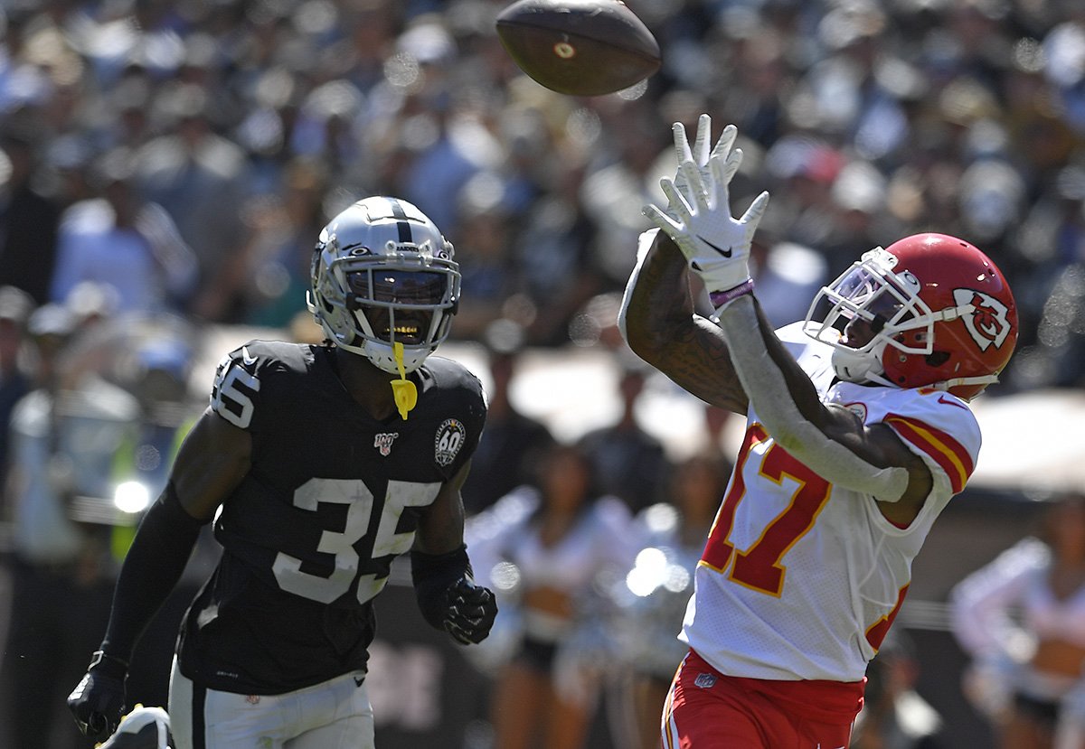 kcstarrich's tweet photo. #Chiefs up big at the half in #Oakland. #Mahomes #Kelce #Watkins @KCStar https://t.co/YyrVTw4JyQ