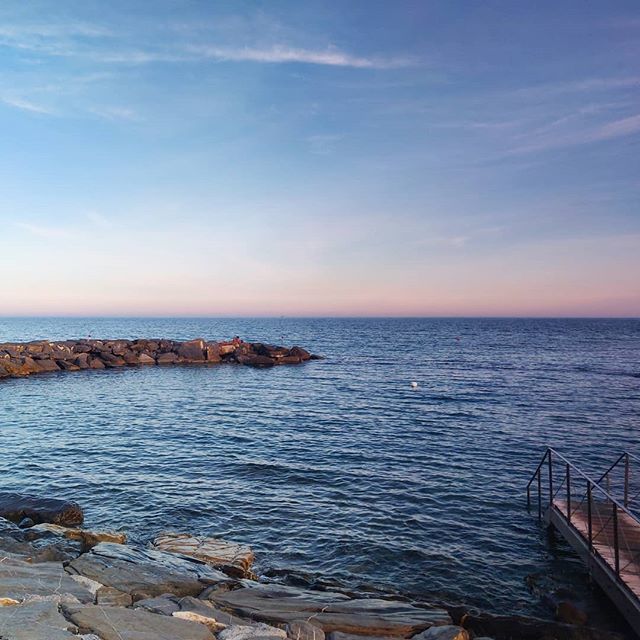 That's our personal piece of sea in Liguria 💙📍🇮🇹 #liguria #igliguria #travel #traveling #vacation #visiting #traveler #instatravel #instago #instagood #photooftheday #like4like #liker #likes #l4l #likes4likes #likeforlike #likesforlikes #nature #sky … ift.tt/2ZTFOaf