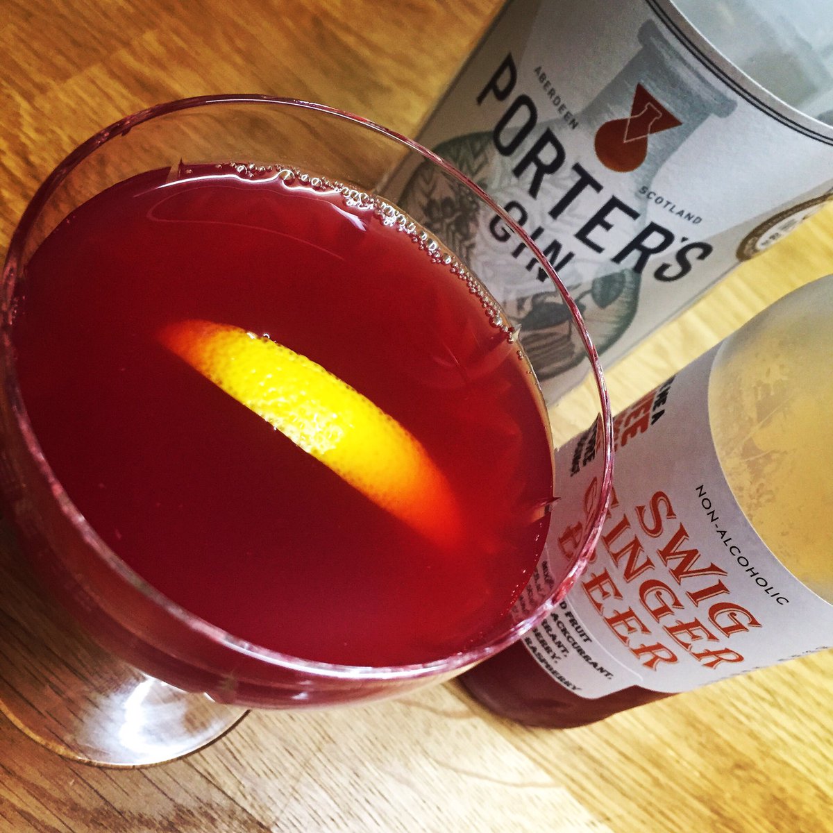ClassCocktails's tweet photo. Porters gin with Swig ginger beer with red berries and a slice if lemon. Yum 😋 #localbusiness #gingery #itsaginthing https://t.co/mlhDgx5k3G