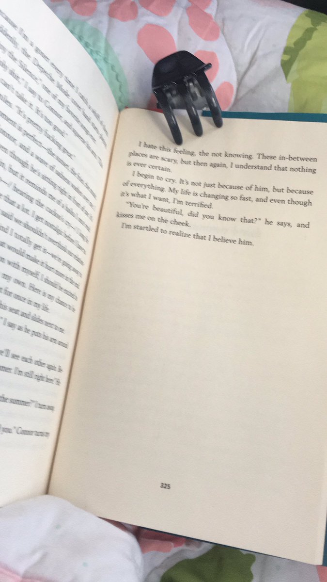 LibrarySoapBox's tweet photo. Found a new use for my hair clips! π Perfect when your bookmark falls during a road trip and is who knows where in the car π€·π½ββοΈ #readerprobs https://t.co/864xnR2yD2