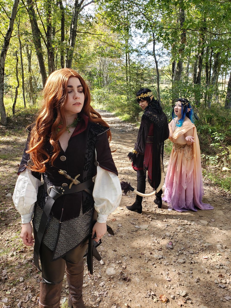 Koalois's tweet photo. Poor Nicasia honestly. 
Locke however loves this.

Nicasia: @pearlbaecosplay 
Jude: @Fiaphee
Locke: @Koalois
Cardan: Amyntheoutcast on IG

Characters from @hollyblack 's The Folk of the Air series!

#thecruelprince #thewickedking https://t.co/AUTU9TvLuO