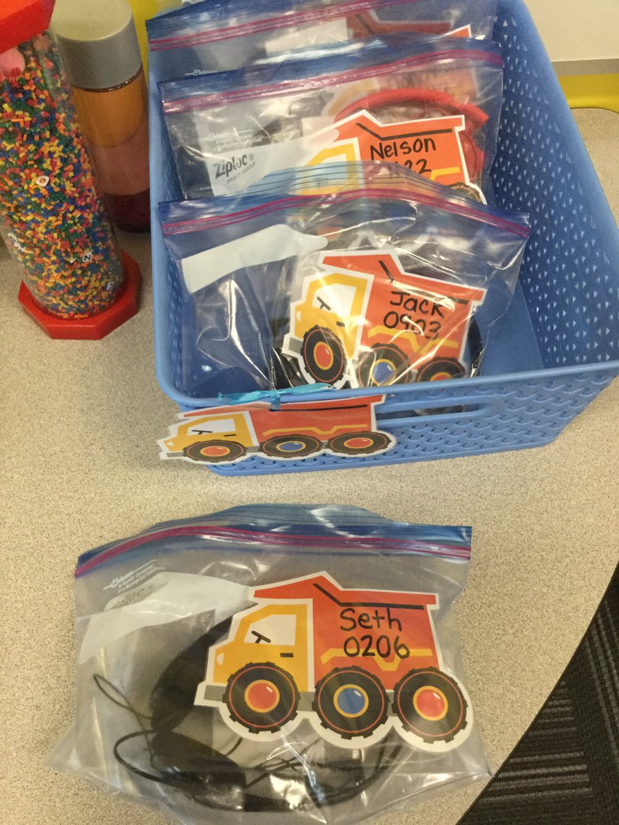 NicoleCornEDU's tweet photo. #Usd497excels teachers: Here is a way to organize headphones and passwords. Tape Go Quick Card inside the bag! Students keep their headphones in the basket with the corresponding picture. #AllStudentsOneTeam https://t.co/wMUr4mA5RZ