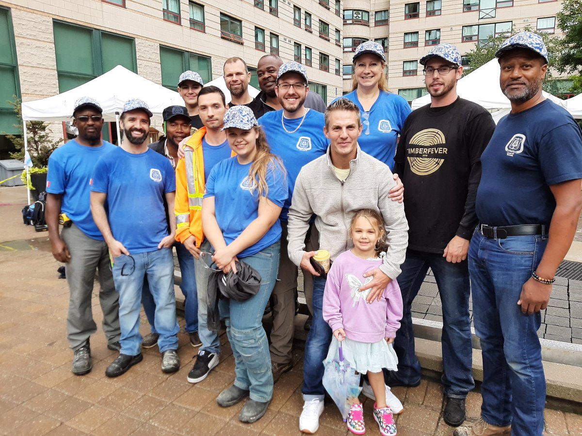 MYorke27's tweet photo. Thx to these @carpenters27 members ( &amp; More) for volunteering on #timberfever2019 @timberfever Great #Collaboration between Uni. students from across Canada, Architectural &amp; Engineering faculties, with support from the #CarpentersUnion &amp; many more Construction industry leaders! https://t.co/cSKZwMipOR