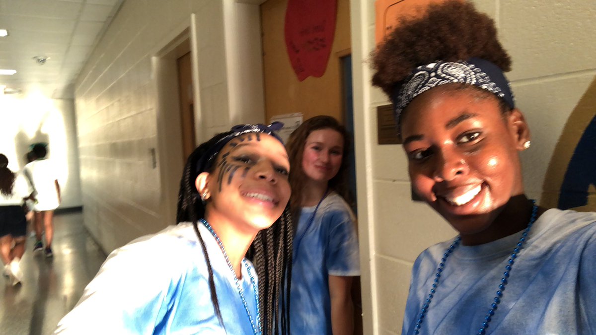 Ariyanalong's tweet photo. @BHSsings #bhschoirgames #navyblueteam https://t.co/84WaRzTEJl