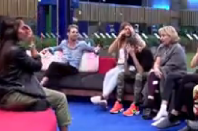 Locura__'s tweet photo. #GHVIP15S #GHVIPDBT1

Durante la publicidad

Mila a Hugo:

"A ti te han echado de mi plató, nadie te quiere"

Hugo:

"¿qué plató, lo tienes en propiedad?, a mi no me querrá nadie, pero a ti menos, no hay más que mirar las redes". https://t.co/zjao9rFeUO