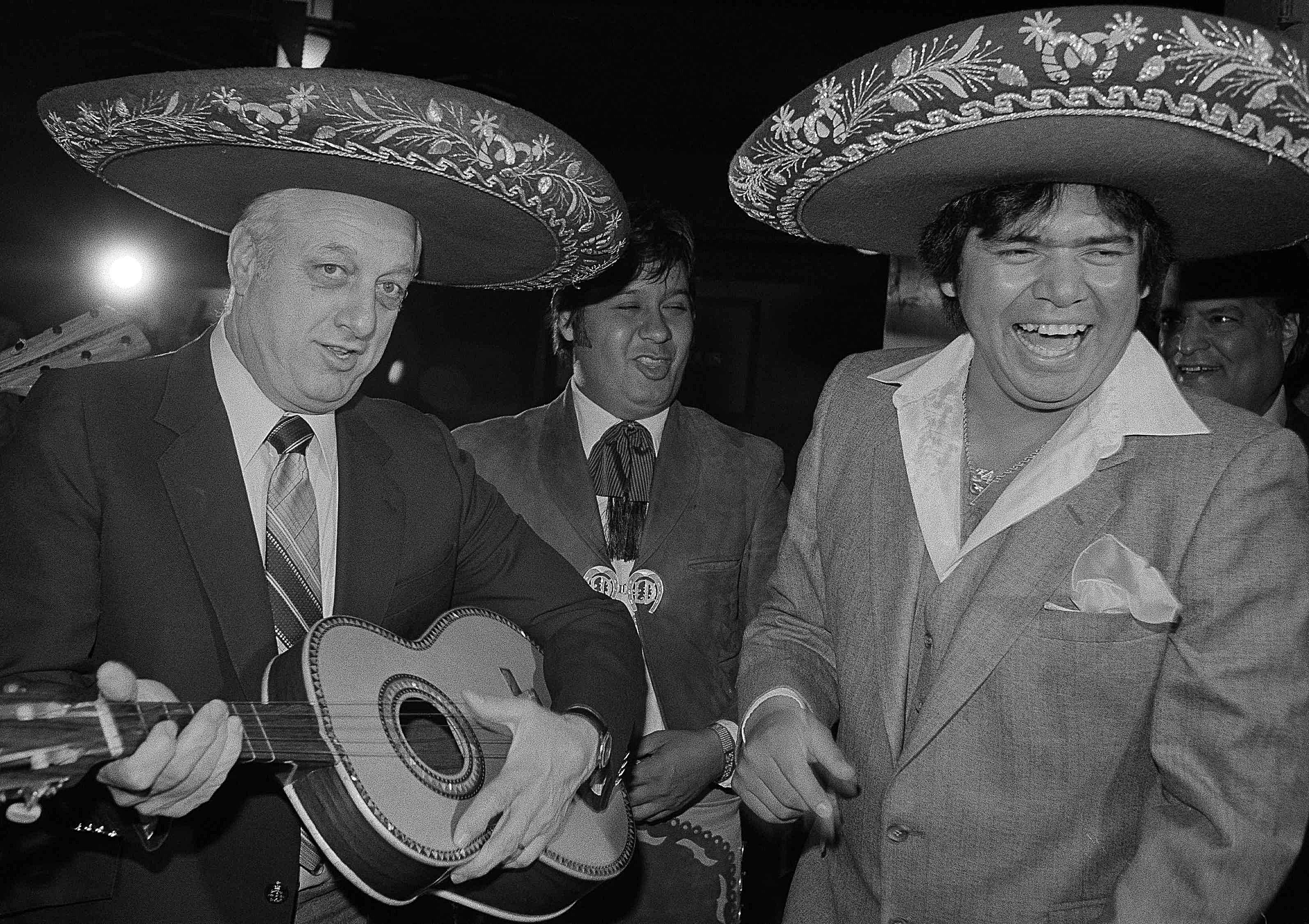 Fernando Valenzuela, de los Dodgers de Los Ángeles, con un sombrero de mariachi