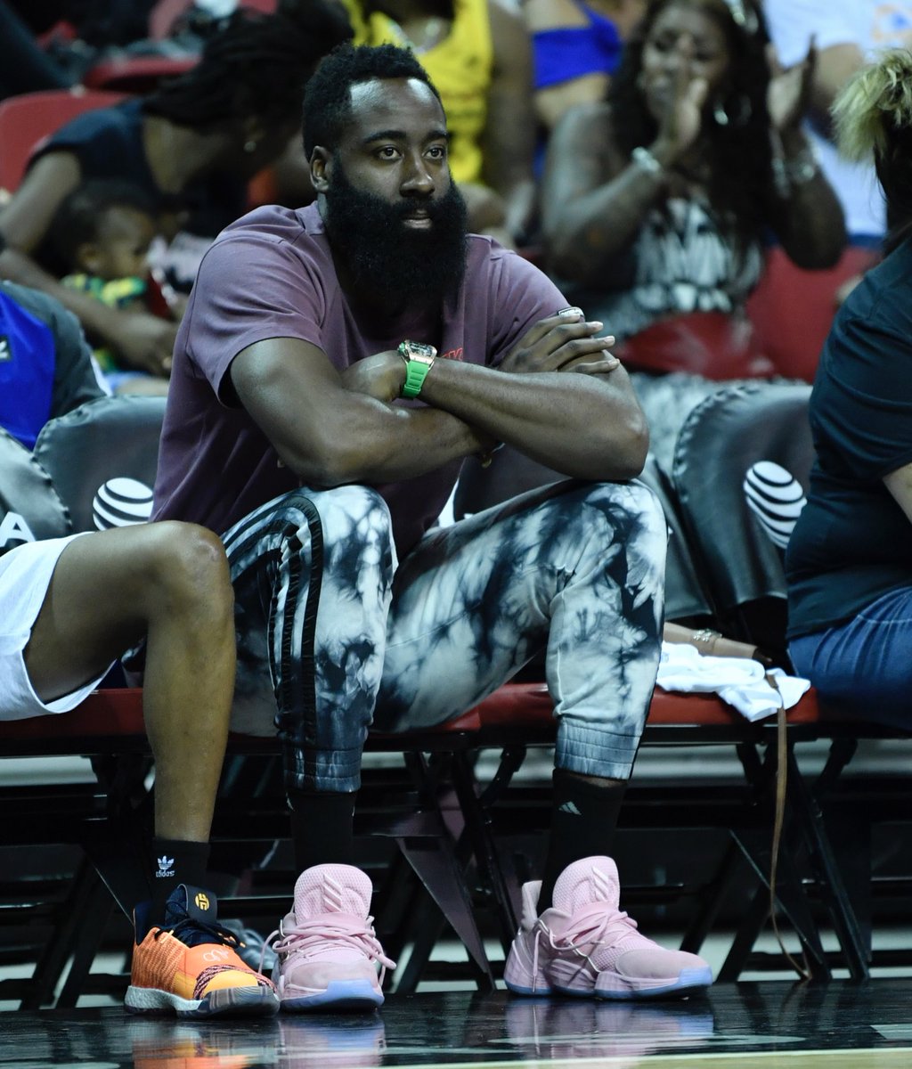 Medalla Experto Sofocante SoleCollector.com on Twitter: ".@JHarden13 watching WNBA Playoffs in the “Pink  Lemonade” Adidas Harden Vol. 4. 📸: @jeffbottari https://t.co/6MXSSchufM" /  Twitter