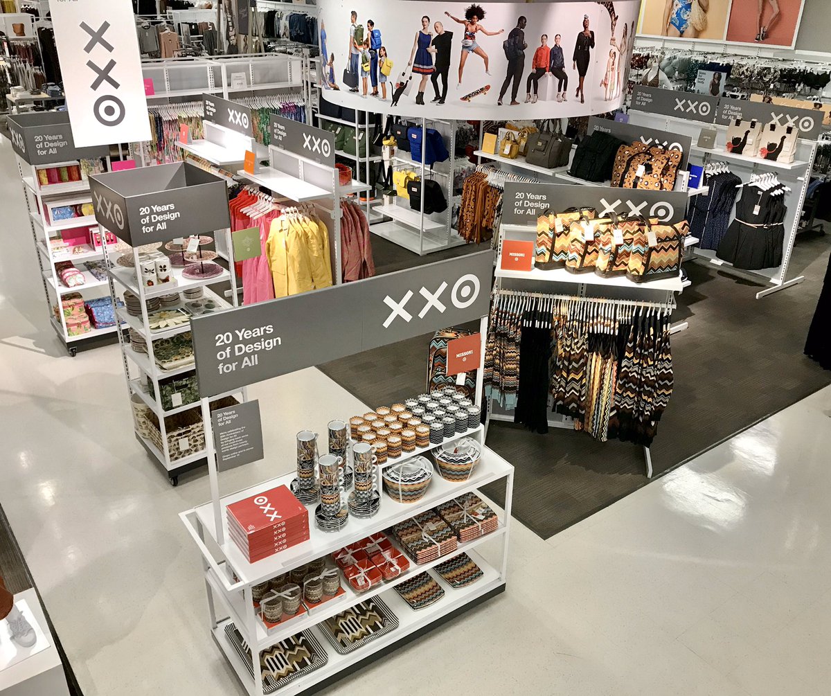 maxwell0259's tweet photo. Only because everyone else is posting it too ... #FlewOffTheShelves #XXO #T259 #D261 #G296 #VisualMerchandising #worksomewhereyoulove ❤️ https://t.co/XYRqIraADp