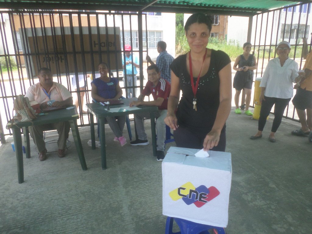 InfocomunalBA's tweet photo. #FiestaElectoral Los consejos comunales deben convertirse en un ejemplo de formación y producción, teniendo como referencia el desarrollo y expansión de las comunidades populares https://t.co/KRTXRAmGE7