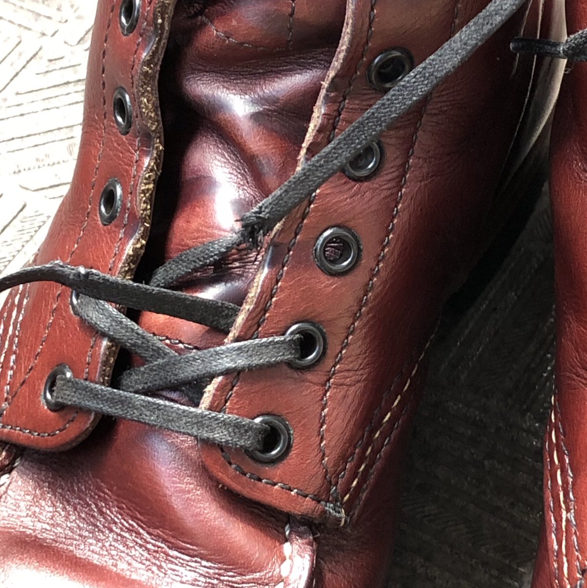 かばちゃん V Twitter 9010のシューレースが切れそうなので交換 ついでにお掃除も 現行のベックマンのシューレース は昔より太くなっていてベタつきも減っています 私の持っているベックマン2足は11年と12年製造で細いシューレースが付いていましたがこれで