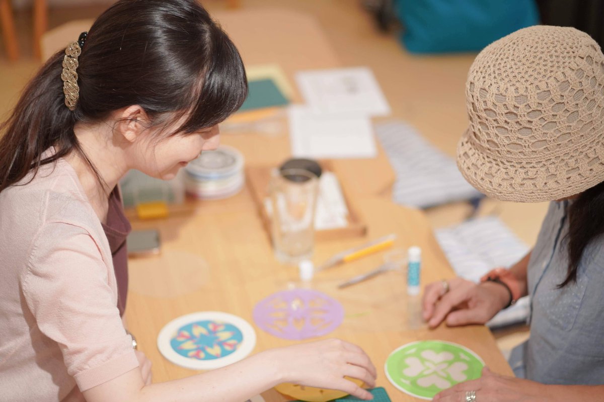 koto_workshop's tweet photo. ＼いよいよ今週／
9月21日（土）東京・神楽坂
🌈秋の色で光を楽しむ、紙のステンドグラス🌈
《ローズウィンドウ》
まだまだ参加できますよ‼　↓
https://t.co/qDH7uSJkCd
＃ワークショップ　＃イベント　＃ハンドメイド
＃神楽坂　＃体験教室　＃ローズウィンドウ　
＃ワークショップイベント https://t.co/ZAphRAzXfQ