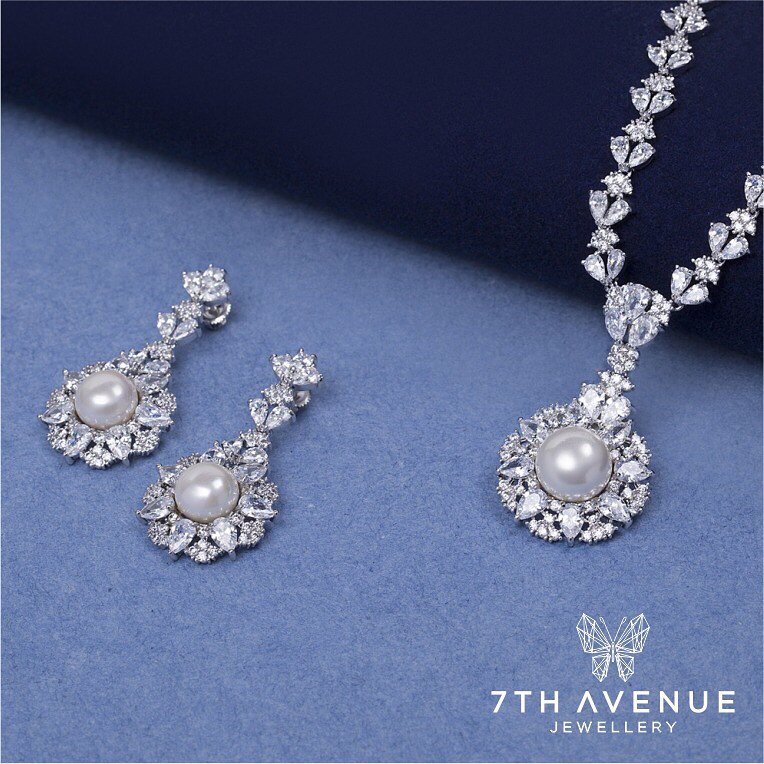 7thJewellery's tweet photo. Pearl jewellery is an all time classic collection in your bauble box. Shop this timeless pearl necklace set with 7th Avenue Jewellery 💙
#productshoot #7thavenue #silver #rhodium #rosegoldjewellery #silverjewellery #traveljewellery #aashniandco #vogueindia #destinationjewellery https://t.co/oiLgPBfUWz