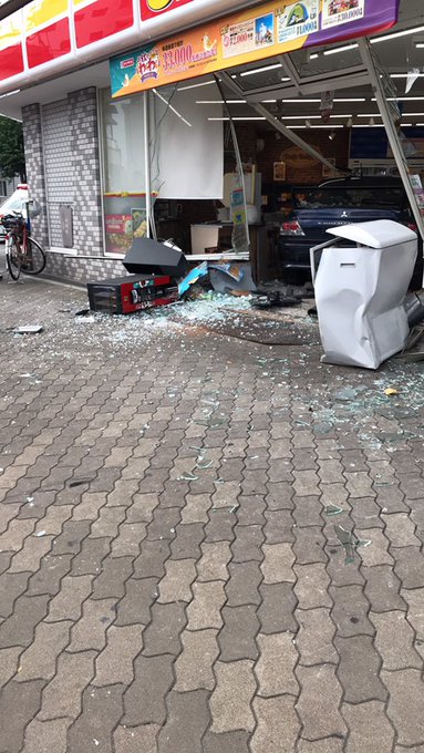 事故 大阪市のコンビニにランエボが突っ込む事故 現地の画像 デイリーヤマザキに車突っ込んでる まとめダネ 事故 大阪市のコンビニにランエボが突っ込む事故 現地の画像 デイリーヤマザキに車突っ込んでる まとめダネ