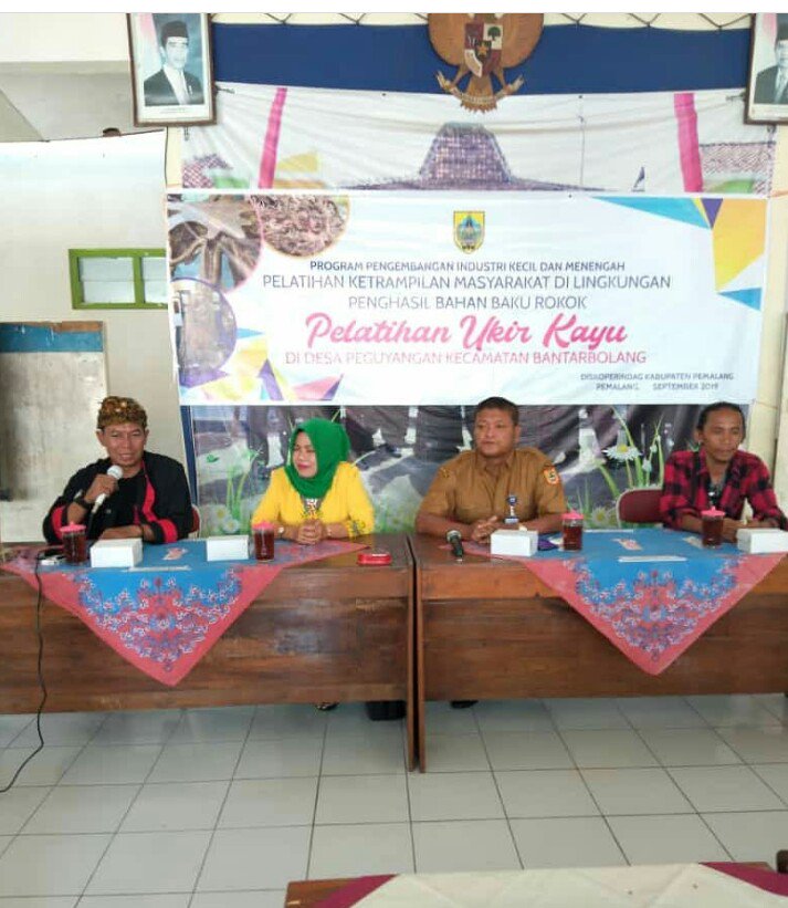 harsopgy's tweet photo. Pelatihan ukir,,,smoga cpt pinter dan bisa menambah penghasilan warga desa Peguyangan @koperindag_pml   @puspindes @dinpermasdespml @junaedi_sh @ganjarpranowo https://t.co/YLcoPfgQFu