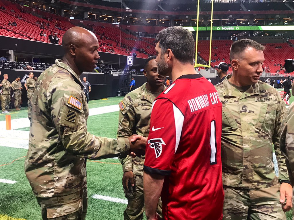 Kicking off SNF with Officer Cooper serving as Honorary Captain. 

Officer Cooper was shot during a robbery on Labor Day last year. 

#InBrotherhood