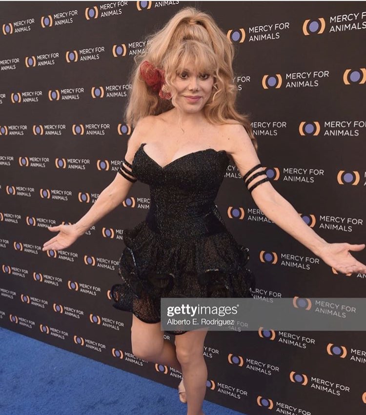 CharoCuchiCuchi's tweet photo. Hola amigos, I want to share this pic on the blue carpet at @MercyForAnimals 20th Ann. #gala where my friend @thekatvond received the #hope award. She got a huge standing ovation. She deserves it! Love you all. #20YearsOfMercy #charo #katvond #vegan photo: Alberto Rodrigues. https://t.co/NKG8hhtlgj