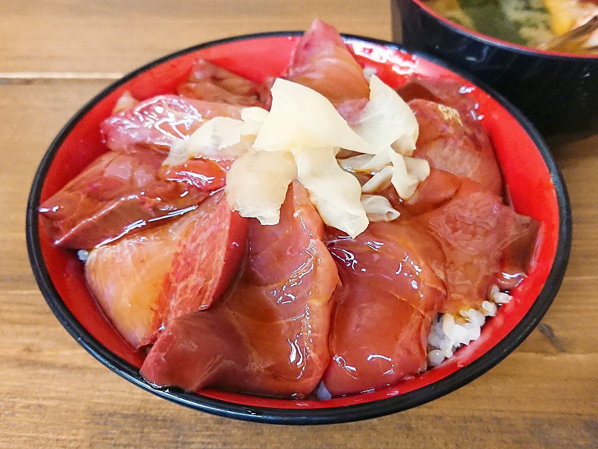 野々村 千葉県勝浦市 朝市新鮮広場うおすい ブリ漬け丼 味噌汁 御宿町のお隣り 勝浦市に来ました 朝っぱらから漬け丼をむさぼり食っています 今日の漬けのおすすめ ブリ 分厚いブリはトロトロとした旨味をまとっており ごはんに馴染んで至福 朝7時 野々村 千葉県勝浦市 朝市新鮮広場うおすい ブリ漬け丼 味噌汁 御宿町のお隣り 勝浦市に来ました 朝っぱらから漬け丼をむさぼり食っています 今日の漬けのおすすめ ブリ 分厚いブリはトロトロとした旨味をまとっており ごはんに馴染んで至福 朝7時