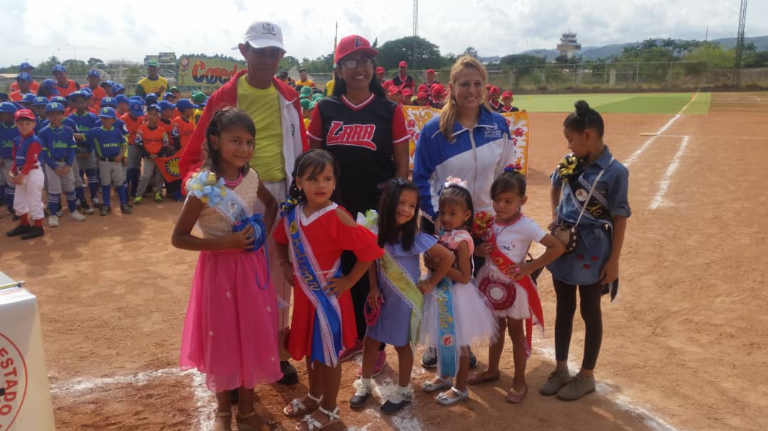 michellyvivas's tweet photo. La #UPTAEB fue sede del Campeonato Nacional Formación de Béisbol (SUB-8)🤗.

Gracias por el privilegio de permitirme hacer el primer lanzamiento...

Seguimos #SembrandoBeisbol

#FEVEBEISBOL #Nacionales2019 

@uptlara @FEVEBEISBOL @pinfantea @CesarTrompizVE @FUNDELA_LARA https://t.co/3EmvNqFKjT