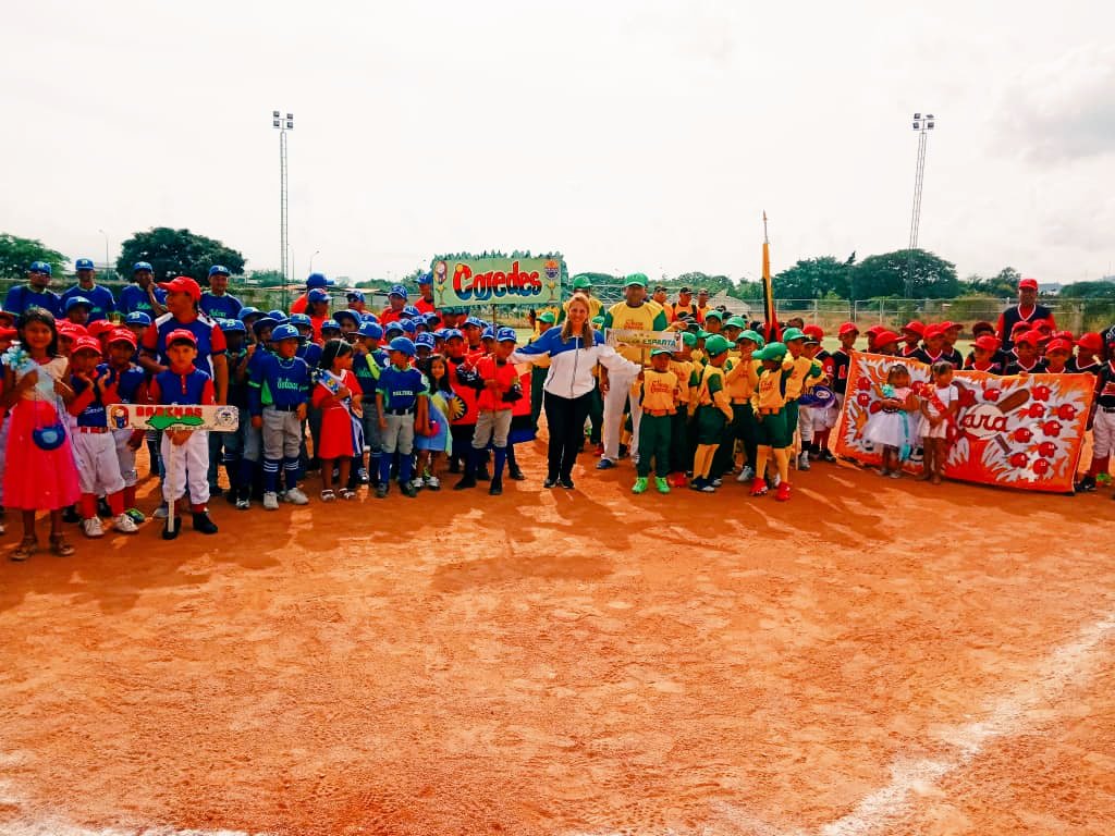 michellyvivas's tweet photo. La #UPTAEB fue sede del Campeonato Nacional Formación de Béisbol (SUB-8)🤗.

Gracias por el privilegio de permitirme hacer el primer lanzamiento...

Seguimos #SembrandoBeisbol

#FEVEBEISBOL #Nacionales2019 

@uptlara @FEVEBEISBOL @pinfantea @CesarTrompizVE @FUNDELA_LARA https://t.co/3EmvNqFKjT
