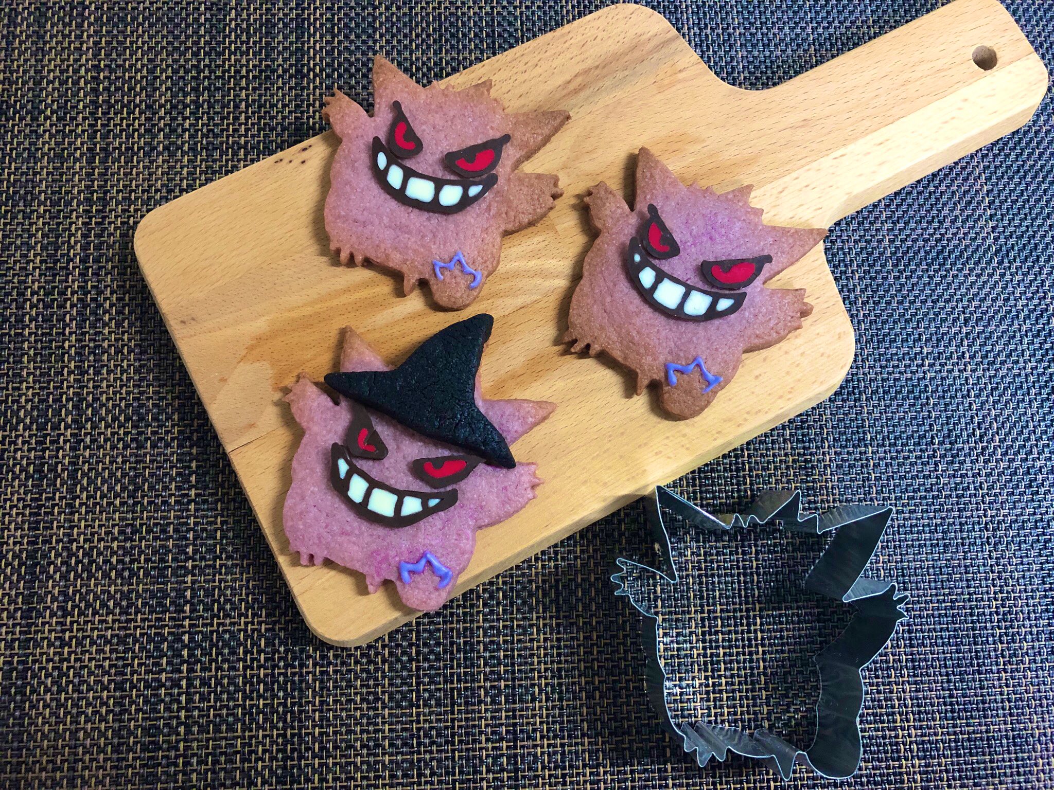 組長 日常 ポケモンのお菓子第6弾 紫芋クッキーでゲンガー作った 今回はクッキー型から製作 笑 大好きなゲンガーを作れて大満足 1匹だけハロウィン先取り 笑 お菓子作り 紫芋クッキー ポケモン ゲンガー T Co Xsykh7aidk
