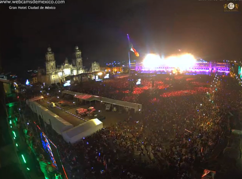 anonopshispano's tweet photo. Muy diferente a los sombríos y tristes "gritos" de Peña, el Zócalo de la CDMX luce repleto y con ambiente festivo, a pocas horas de la conmemoración del inicio de la Guerra de Independencia de México por López Obrador. https://t.co/6sRTqVf9VT