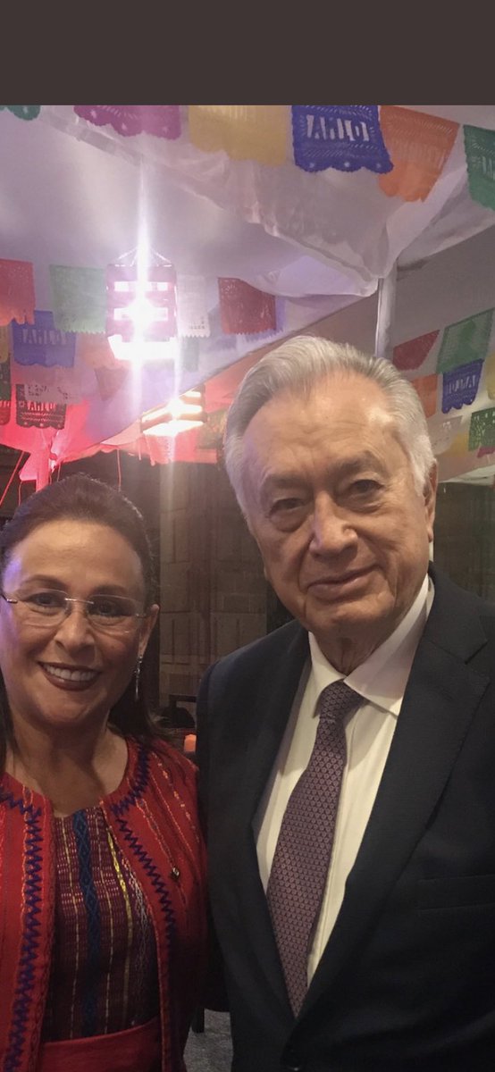davidnoticias's tweet photo. Como en tiempos de Don Porfirio... papel picado con el nombre de “Presidente” y “AMLO” neta y así son diferentes a los anteriores???? #GritoDeIndependencia #MesPatrio #Zocalo #MéxicoBizarro https://t.co/OIr55eTdtS