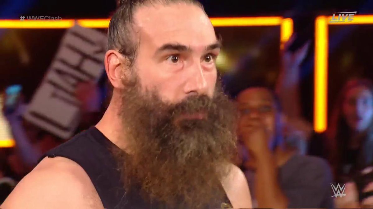 WAIT. IS THAT? @LukeHarperWWE!!!!!!

#WWEClash