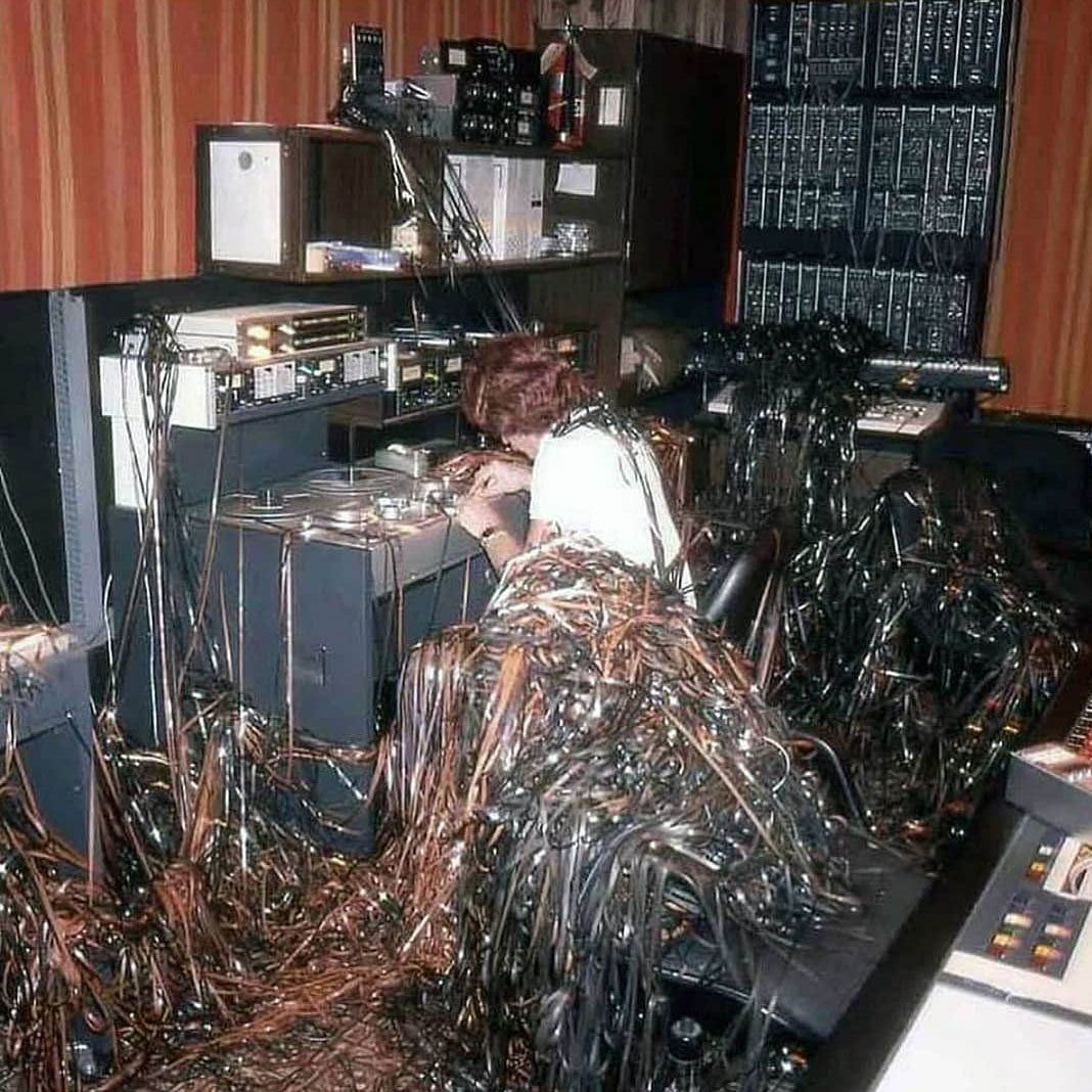 AvidProTools's tweet photo. 😮📼 Before the days of Pro Tools...
⠀
▶️ https://t.co/hwDHIk3NPm
⠀
#tape #tbt #oldschool #editing #audiopost #musicmaking #daw #protools #avid https://t.co/kAUxp7jATS