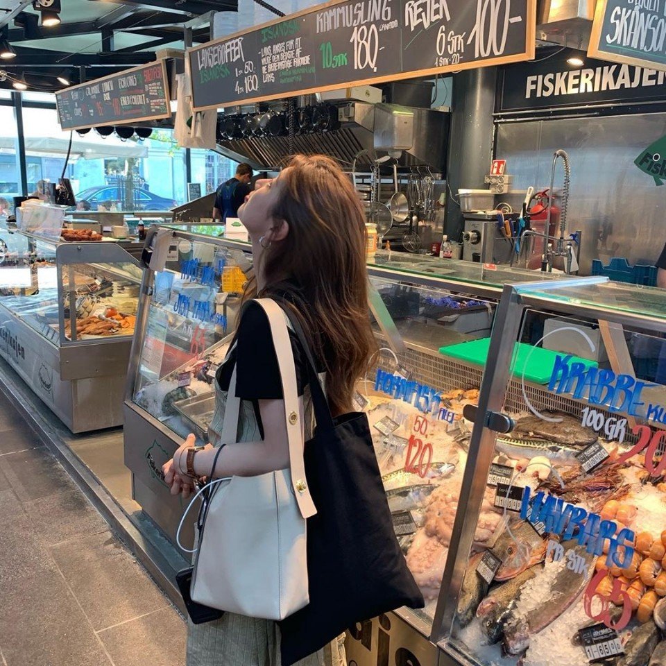 MegaFlux's tweet image. 이런 여행가방 하나 매고 유럽 거리를 거닐고 싶다~ 수지처럼~ 베이지 컬러가 아주 마음에 드네요!  #수지 / #수지가방 / #조셉앤스테이시 / #여행가방 #조셉쇼퍼S베이지 #유럽여행 #크로스백 #쇼퍼백 #숄더백