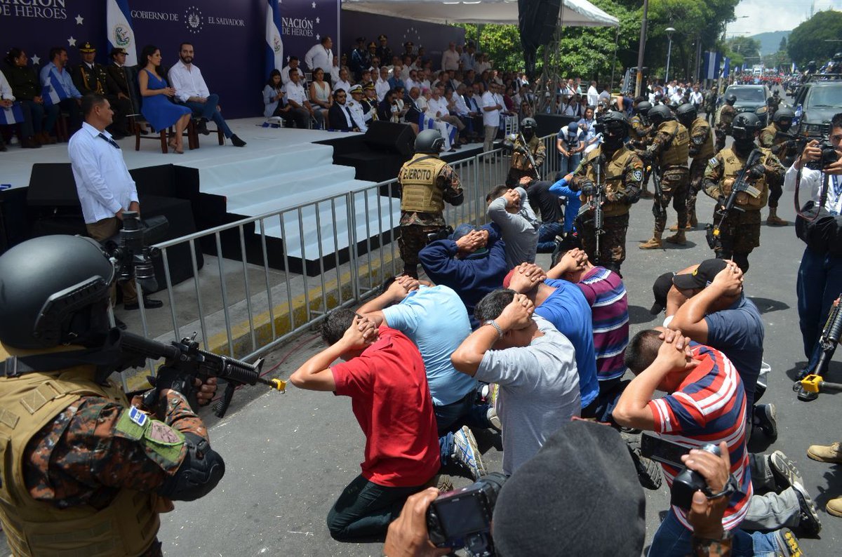 Cesar_1908's tweet photo. Si bien la militarización y el manodurismo no es exclusivo de este gobierno, es visible una profundización de la estética y la retórica militarista. La oferta para la juventud parece limitarse a ser el que está de rodillas o el que apunta con el fusil. https://t.co/FSn7EReGT6