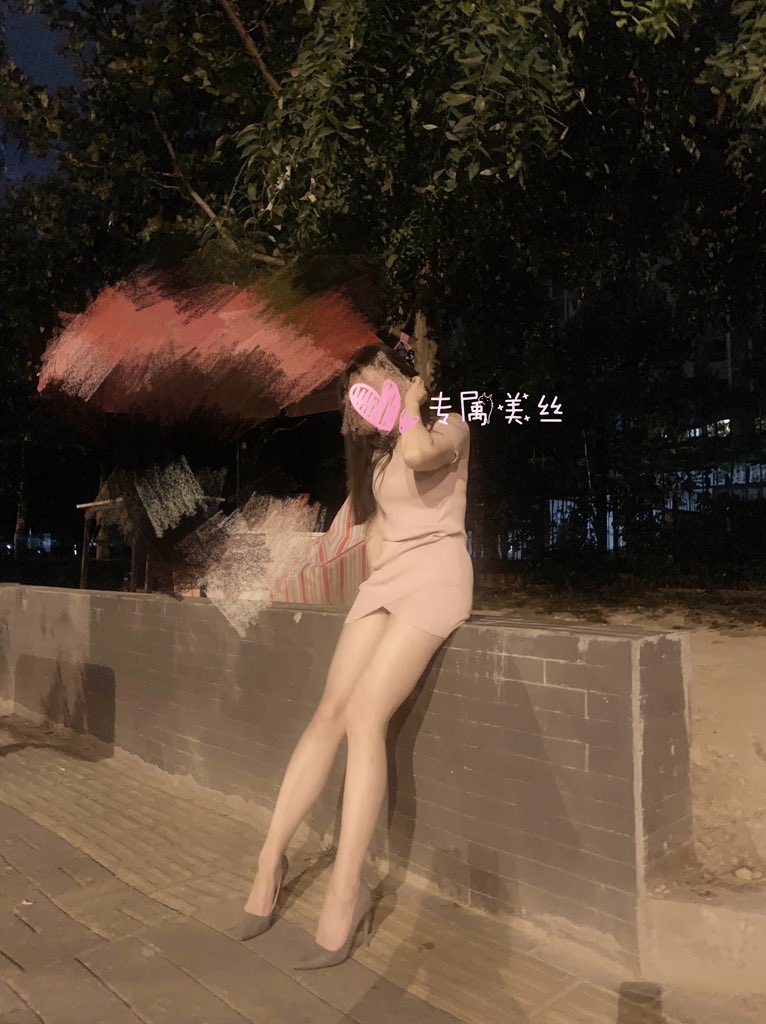 zhaoDNA123's tweet photo. 放出拍照照片 全程拍照一共持续了2分钟 当老婆拉起裙子的时候对方面拍几张就走了 因为紧张对方拍照有一点抖 质量很一般 就找了几张可以看的现在放出 https://t.co/B20uTRa1lF